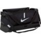 Czarna torba sportowa Nike Academy Team L Hardcase 59 l z twardym spodem, dolną komorą na mokre rzeczy i dużym białym logo Nike