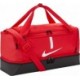 Czerwona torba sportowa Nike Academy Team M Hardcase 37 l z twardym czarnym spodem, oddzielną dolną komorą i dużym białym logo N