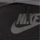 Czarny plecak sportowy Nike Elemental 21 l z pojemną komorą na podwójny zamek, zewnętrznymi kieszeniami i wyściełanymi regulowan