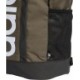 Zielony khaki plecak sportowy Adidas Essentials Linear 23 l z białym logo, bocznymi kieszeniami i regulowanymi szelkami