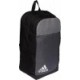 Czarno-szary plecak sportowy Adidas Motion Badge of Sport 19 l z dwiema komorami, bocznymi kieszeniami i regulowanymi szelkami