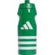 Zielony bidon sportowy Adidas Tiro Bottle 500 ml z białym logo, boczną skalą, szerokim otworem, zakrętką i wygodnym ustnikiem