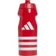 Czerwony bidon sportowy Adidas Tiro Bottle 500 ml z białym logo, boczną skalą, szerokim otworem, zakrętką i wygodnym ustnikiem