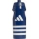 Granatowy bidon sportowy Adidas Tiro Bottle 500 ml z białym logo, boczną skalą, szerokim otworem, zakrętką i wygodnym ustnikiem