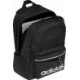Czarny plecak sportowy Adidas Linear Essentials 20 l z białym logo, przednią kieszenią, bocznymi kieszeniami i regulowanymi szel