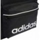 Czarny plecak sportowy Adidas Linear Essentials 20 l z białym logo, przednią kieszenią, bocznymi kieszeniami i regulowanymi szel