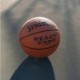 Pomarańczowa piłka do koszykówki Spalding React TF-250 76802Z r. 6 z czarnymi rowkami i logo Spalding