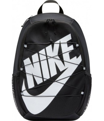 Czarny plecak Nike Heritage Sweep 25 l IO8733 010 z dużym białym logo Nike, elastycznymi linkami z przodu i boczną kieszenią z s