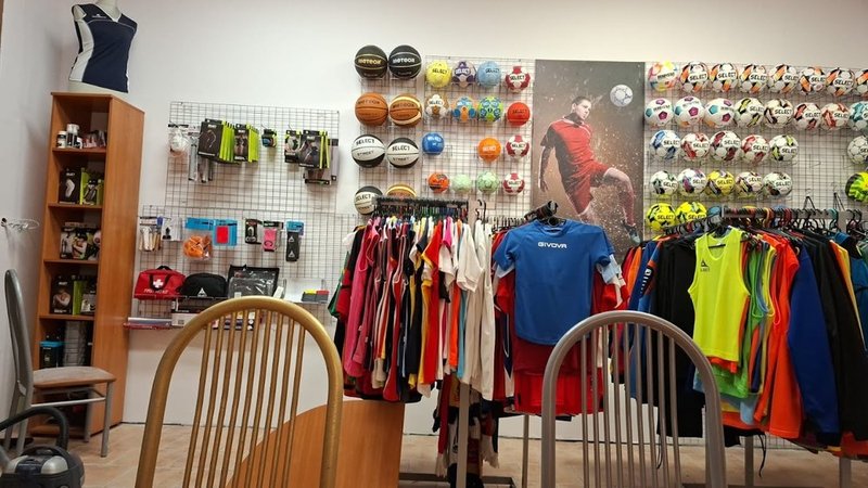Showroom Hurtowni Sportowej MANOM w Gliwicach z odzieżą sportową, piłkami, torbami i akcesoriami