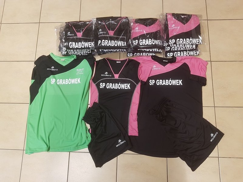Stroje sportowe SP Grabówek z numerami i nadrukami przygotowane przez Hurtownię Sportową MANOM